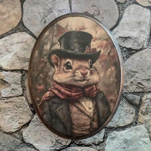 Puede incluir: Una pintura caprichosa de una ardilla con un sombrero de copa y una bufanda roja y negra. La ardilla está representada en un entorno boscoso con hojas de otoño.