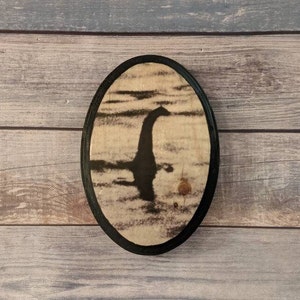 MINI Loch Ness Monster Portrait aus Holz - Kryptozoologie Nessie Mysteriöse Kreatur Schottland - Handgemachtes Holzschild Wandbild