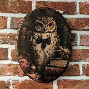 Fräulein Eule Viktorianisches Porträt mit Büchern - Cottagecore Tier Wandkunst im Vintage Stil - Holzdekor Plakette Zeichen - Handgemachter Foto Transfer