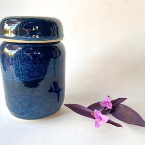 Urna de cremación hecha a mano / Urna de cerámica azul oscuro para restos