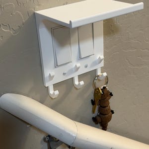 Ljusströmbrytare/uttagsskydd med hylla - Mobiltelefonförvaring eller laddning - Perfekt för badrum, kök etc.