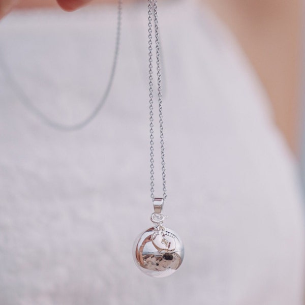 Bola de Grossesse lisse plaqué argent avec chaine  - Eva pendentif pieds bébé