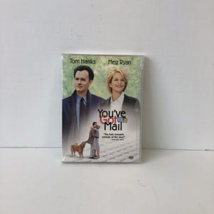 Pode incluir: DVD selado do filme "You've Got Mail" com Tom Hanks e Meg Ryan. A capa apresenta as imagens dos atores e uma imagem menor de um casal com um cachorro.