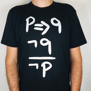 Può includere: Una maglietta nera con un design grafico bianco che dice "P=>9 79/7P".