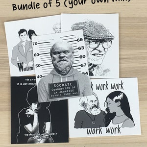 Puede incluir: Un conjunto de cinco ilustraciones en blanco y negro con varios retratos. Las ilustraciones est&aacute;n impresas en cartulina blanca e incluyen un retrato de un hombre con barba, un hombre con gafas, una mujer con una diadema y dos personas con una cita que dice "work work".