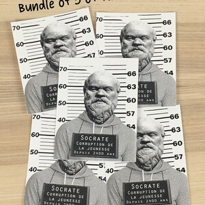 Puede incluir: Un conjunto de cinco pegatinas en blanco y negro estilo foto policial con el busto de un hombre con barba y una sudadera gris. Cada pegatina tiene un cartel en blanco y negro que dice "Socrate Corrupci&oacute;n de la Juventud Desde 2400 a&ntilde;os".