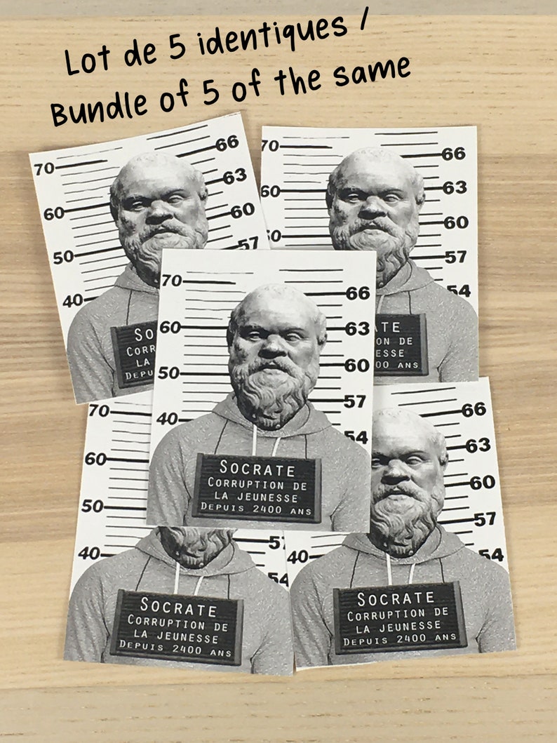 Puede incluir: Un conjunto de cinco pegatinas en blanco y negro estilo foto policial con el busto de un hombre con barba y una sudadera gris. Cada pegatina tiene un cartel en blanco y negro que dice "Socrate Corrupci&oacute;n de la Juventud Desde 2400 a&ntilde;os".
