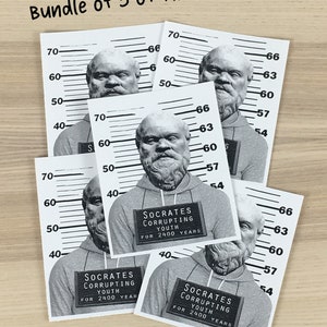 Puede incluir: Cinco pegatinas en blanco y negro estilo foto policial con un retrato de S&oacute;crates con el texto "Socrates Corrupting Youth For 2400 Years".