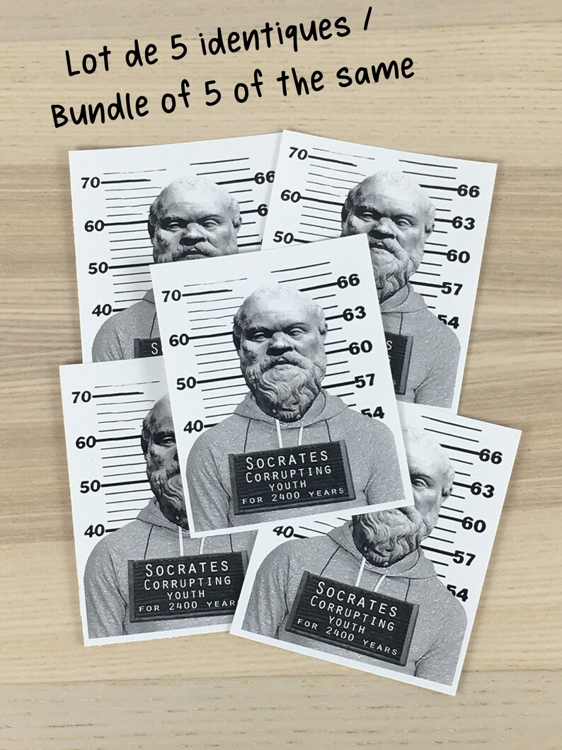 Puede incluir: Cinco pegatinas en blanco y negro estilo foto policial con un retrato de S&oacute;crates con el texto "Socrates Corrupting Youth For 2400 Years".
