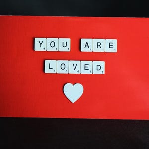 Sie werden geliebt Karte, Liebeskarte sendend, Sie haben diese Karte, Ermutigungskarte, Positivitätskarte, erhebende Karte, Scrabble-Buchstabenkarte