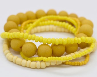 Set di braccialetti con perline di semi gialle, perline decorative in legno