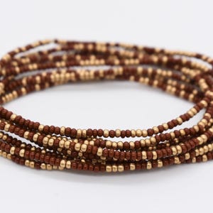 Bracelets extensibles, Bijoux extensibles, Bracelet marron et or, Pile de bracelets, Bracelets élastiques, Vêtements de plage, Bijoux tendance, Cadeau pour elle