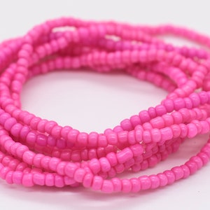 Puede incluir: Un brazalete de cuentas rosadas hecho de peque&ntilde;as cuentas redondas. El brazalete est&aacute; envuelto alrededor de s&iacute; mismo varias veces, creando un aspecto grueso y en capas.