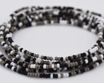 Pulsera elástica de cuentas negras, blancas y grises