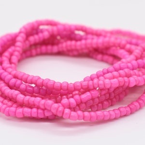 Puede incluir: Un brazalete de cuentas rosadas hecho de peque&ntilde;as cuentas redondas. El brazalete est&aacute; envuelto alrededor de s&iacute; mismo varias veces, creando un aspecto grueso y en capas.
