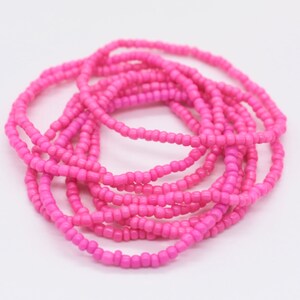 Puede incluir: Un brazalete de cuentas rosadas hecho de peque&ntilde;as cuentas redondas. El brazalete est&aacute; enrollado y listo para ser usado.