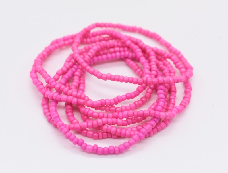 Puede incluir: Un brazalete de cuentas rosadas hecho de peque&ntilde;as cuentas redondas. El brazalete est&aacute; enrollado y listo para ser usado.