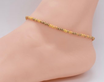 Tobillera amarilla con cuentas, cuentas doradas, joyería bohemia playera.