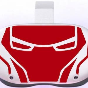 Op de afbeelding: Een witte virtual reality headset met een rood en wit ontwerp voor de faceplate. Het ontwerp heeft een gestileerd gezicht met een rode achtergrond en witte contouren.