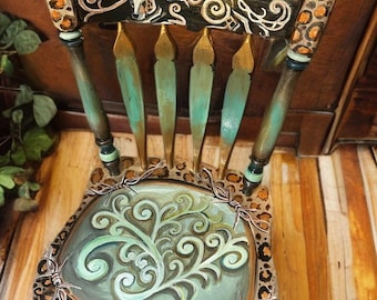 Silla Cougar pintada a mano: un mueble con un toque de arte popular y caprichoso