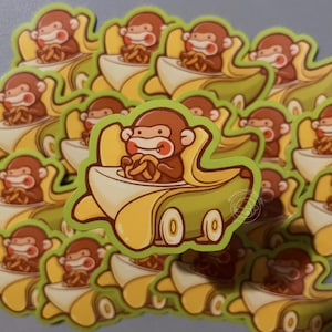 Singe dans sa voiture banane | Concours d'autos tamponneuses Hodgepodge | Sticker géant fait main | 2 pouces stratifié