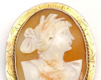 Lady’s vintage cameo brooch that can also be worn as a pendant