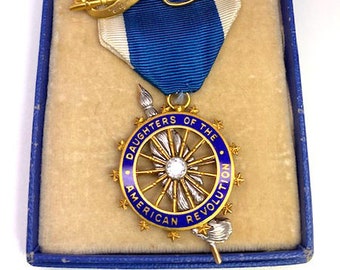 Lady’s vintage Daughters of the American Revolution medal in its original box