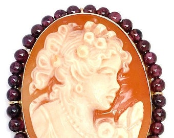 Lady’s vintage cameo brooch that can also be worn as a pendant