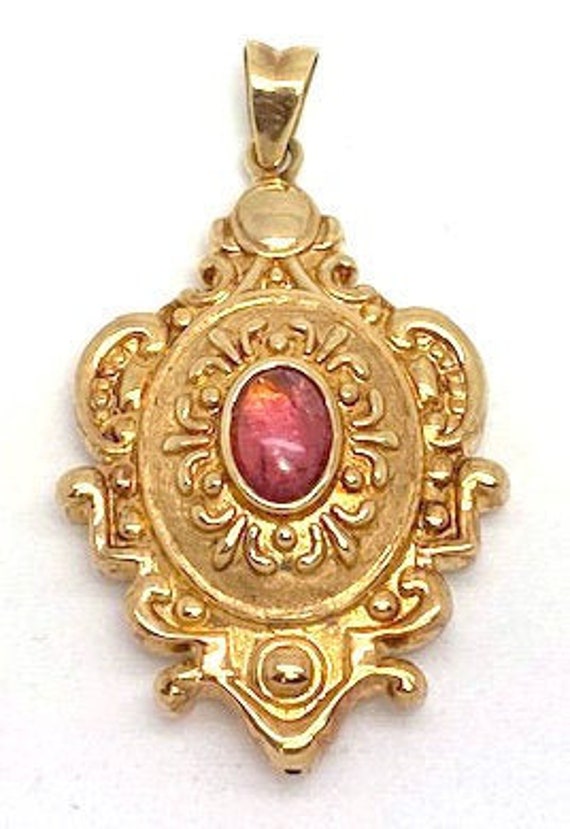 Lady’s vintage tourmaline and yellow gold pendant