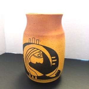 Vase de la série Artistes autochtones Daphne Odjig (poterie Blue Mountain)