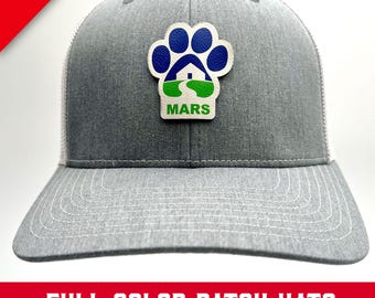12 gorras con parches personalizados a todo color, cortadas según la forma de su logotipo: gorra de camionero con parte posterior de malla