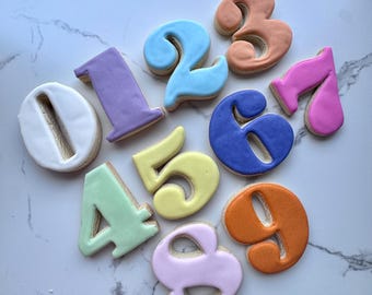 12 Curvy number shape cookies