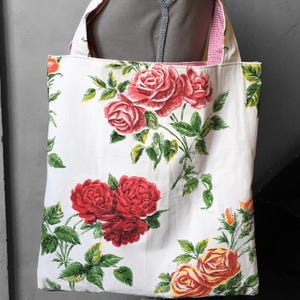 XL lined reversible tote bag for women in vintage 1960s canvas with floral print on a white background, Val de Loire region, red grid lining
