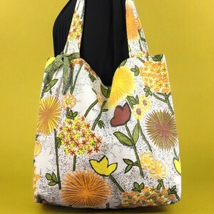 Wendbare, gefütterte Damen-Einkaufstasche aus Vintage-Marie-Claire-Canvas-Stoff aus den 1960er Jahren mit stilisierten orangefarbenen, gelben und grünen Blumen