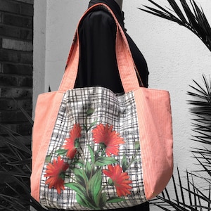 XXL Wende-Tragetasche mit Futter für Damen aus Vintage-Stoff der 1950er und 1960er Jahre mit Gänseblümchensträußen in Orangerot auf weißem und schwarzem Hintergrund