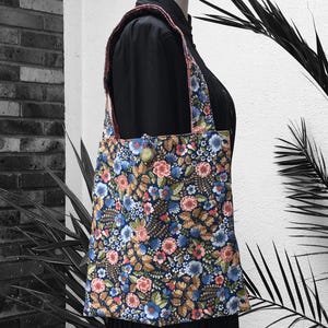 Wendbare, gefütterte quadratische Einkaufstasche für Damen aus Vintage-Stoff der 1970er-1980er-Jahre mit altrosa Karos und rosa-grün-braunem Blumenmuster auf blauem Hintergrund
