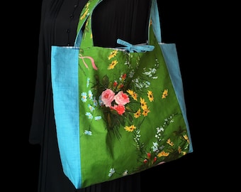 Reversible lined XL tote bag for women in vintage fabric 1940s to 1960s blue yellow pink flowers on a green background and blue gingham back
