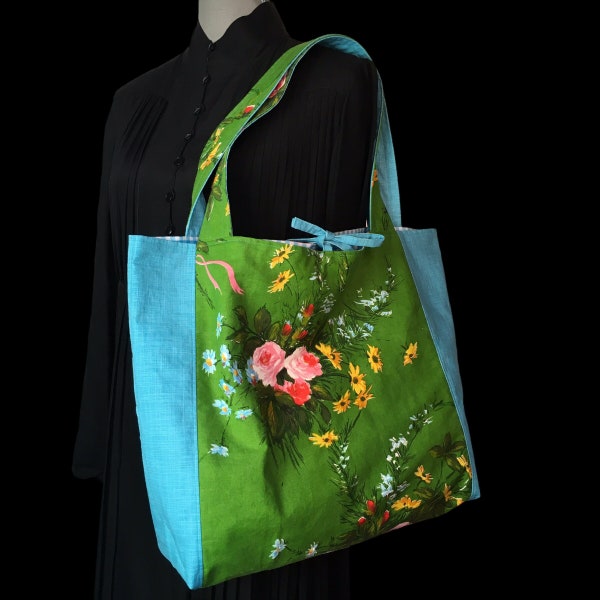 Sac cabas XL doublé réversible pour femme en tissu vintage 1940s à 1960s fleurs roses jaunes bleues sur fond vert et verso vichy bleu