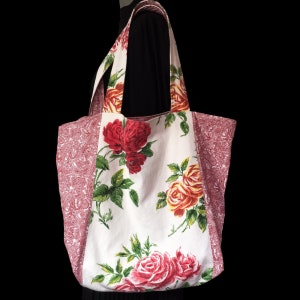 Sehr große, wendbare XXL-Tragetasche mit Futter für Damen aus Vintage-Stoff der 1960er Jahre, bedruckt mit roten und orangefarbenen Rosensträußen