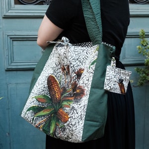 XL Wende-Tragetasche mit Futter für Damen aus Vintage-Canvas im 40er- und 50er-Jahre-Stil mit Maiskolben-Print in Grün, Gelb, Braun, Schwarz und Weiß auf Hintergrund und Rückseite