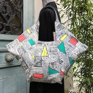 Gefütterte Origami-Tasche für Damen, faltbare Form im japanischen Stil, abstrakter grafischer Stoff aus den Jahren 1950-1960, Futter mit stilisierten Blumen auf rotem Hintergrund