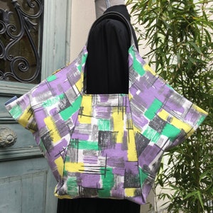 Gefütterte Origami-Tasche für Damen, faltbare Form im japanischen Stil, abstrakter grafischer Stoff aus den Jahren 1950-1960, Futter mit stilisierten Blumen auf gelbem Hintergrund