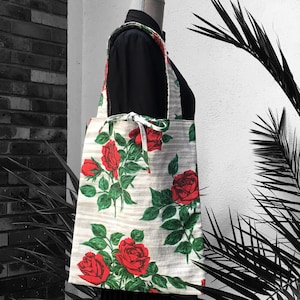 Wende-Tragetasche für Damen, gefüttert, Vintage 1950er 1960er Jahre, strukturiertes Baumwoll-Canvas aus Rindentuch, rot-rosa Blumen, grüne Blätter, weiß-grauer Hintergrund