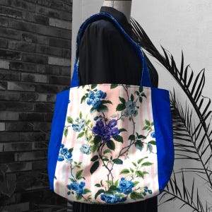 Wendbare, gefütterte XL-Einkaufstasche für Damen aus Vintage-Stoff der 1960er Jahre, bedruckt mit Blumen in Blau, Grau, Lila, Grün auf einem rosa und weiß gestreiften Hintergrund