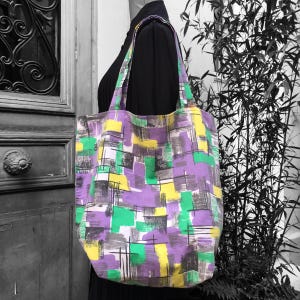 XXL wendbare gefütterte Tragetasche für Damen aus Vintage-Canvas der 1950er-1960er Jahre, abstraktes Grafikdesign in Pastell-Lavendel-Gelbgrün mit schwarz-grauen Streifen