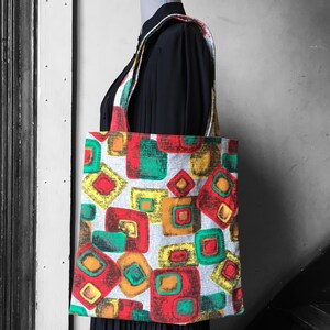 Reversible, gefütterte Einkaufstasche für Damen und Herren aus Vintage-Stoff mit geometrischem Grafikdruck der 1950er und 1960er Jahre, gelb, rot, orange, grün, grau