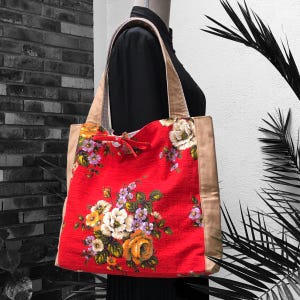 XL-Wende-Tragetasche mit Futter für Damen aus Vintage-Canvas im Stil der 1940er- und 1950er-Jahre, bedruckt mit lila, weißen und orangefarbenen Blumen auf rotem Hintergrund