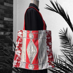 Wendbare Einkaufstasche für Damen aus gefüttertem Vintage-Canvas im 50er-Jahre-Stil mit Grafikdruck in Rot und Grau auf weißem Hintergrund