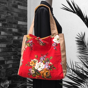 XL-Wende-Tragetasche mit Futter für Damen aus Vintage-Canvas im Stil der 1940er- und 1950er-Jahre, bedruckt mit lila, weißen und orangefarbenen Blumen auf rotem Hintergrund