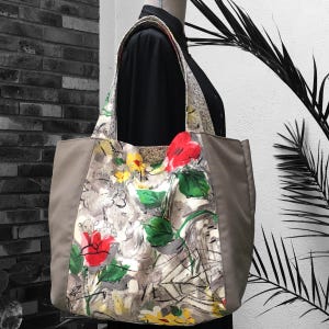 Wende-gefütterte XXL-Einkaufstasche für Damen, Vintage-Stoff, handgemalte Zeichnung von Blumen und Tieren aus den 1940er und 1950er Jahren in Grau, Rot, Rosa, Gelb, Grün